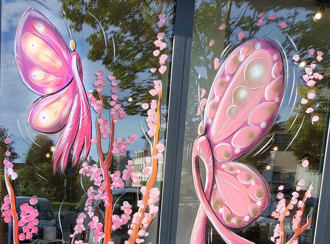 Peinture sur vitrine en décoration pour Octobre rose