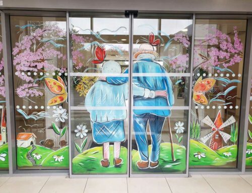 Orpea animation en  peinture sur vitrine printanière